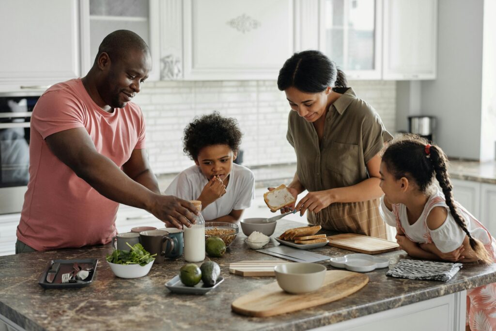 parents and kid in chicago kitchen